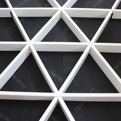 Roller Coating Indoor Aluminiowa siatka trójkątna Metalowy sufit Aluminiowy panel do hali handlowej