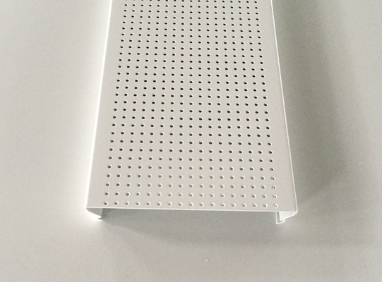 Mikroperforowany sufit aluminiowy w kształcie litery C, akustyczne panele sufitowe Ruch biały Kolor