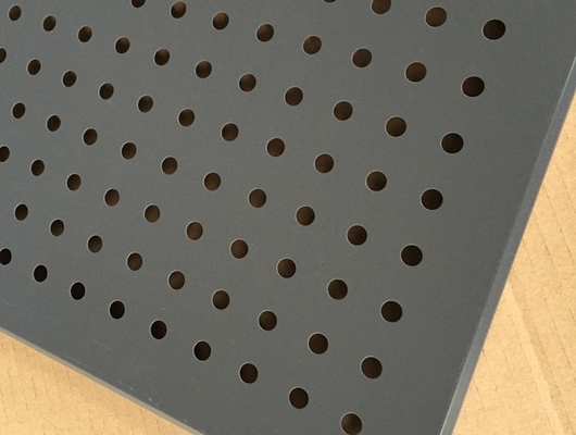 Szary kolor Klip Perforowany metalowy sufit, perforowane panele akustyczne o średnicy 3,0 mm