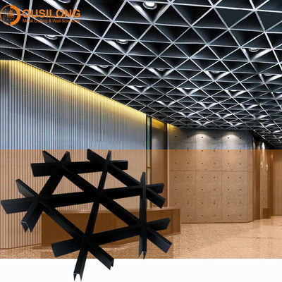 Specjalna konstrukcja trójkątny profil aluminiowy Sufit podwieszany Dekoracyjny system sufitów z fałszywej siatki metalowej