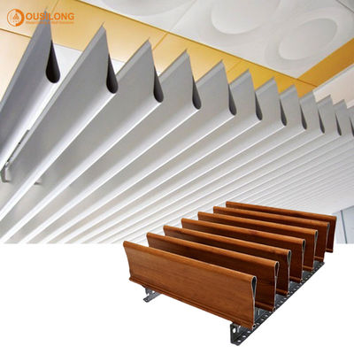Specjalna konstrukcja Profil aluminiowy Panel sufitowy z desek drewnianych Aluminiowy wytłaczany podwieszany metalowy sufit