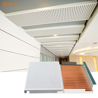 Perforowany 2x2 podwieszany metalowy sufit podwieszany Budynek komercyjny Materiały dekoracyjne do sufitów ściennych