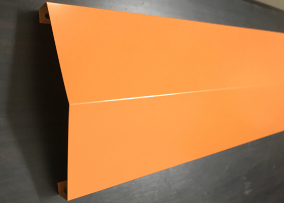 Pomarańczowy Custom V Shaped Aluminiowy pasek sufit otwarty widok Aluminium zawieszony system