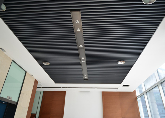 Artystyczne aluminiowe komercyjne plafony sufitowe / kwadratowe rurkowe ekrany sufitowe wodoodporne