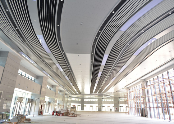 Dekoracja wnętrz Aluminiowa listwa podwieszana Panel sufitowy Fazowana krawędź Ekologiczna