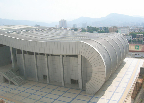 Fasada budynku Aluminiowe rolety profilowe Powłoka PVDF Dekoracyjny zewnętrzny aluminiowy system przeciwsłoneczny na ścianę