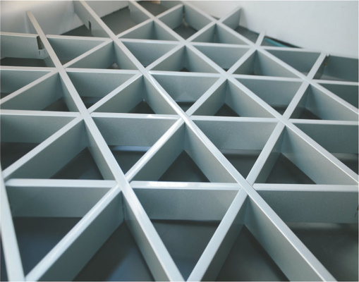 Dekoracyjny fałszywy trójkąt Metalowy system aluminiowy Siatka sufitowa z kości słoniowej typu A