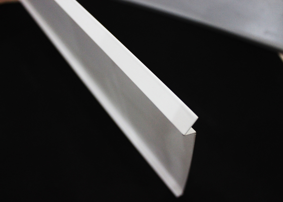 Sufit aluminiowy w zawieszeniu Sufit w kształcie litery J Blacha sufitowa 0,7 mm