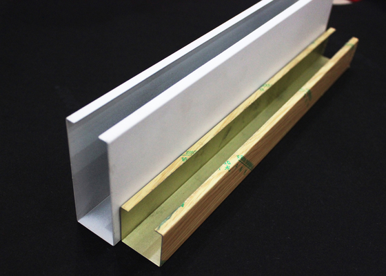Biały metalowy profil U-profil aluminiowy, sufitowy, wiszący