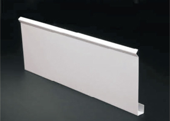 Wykonany na zamówienie dekoracyjny podwieszany biały aluminiowy sufit z przegrodą, architektoniczny fałszywy liniowy metalowy sufit