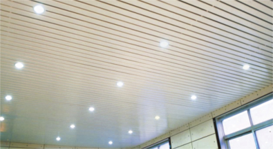 Perforowany, ukośny sufit aluminiowy w kształcie litery S, akustyczny sufit podwieszany