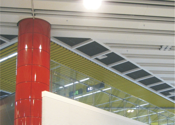 Zakrzywione aluminiowe panele ścienne / perforowane metalowe panele sufitowe do ściany budynku