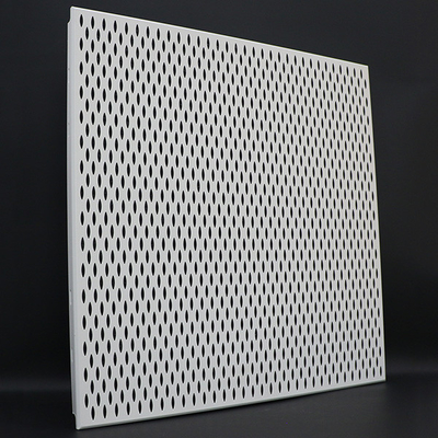 Perforowany klips ze stopu aluminium w suficie 600 × 600 mm Podwieszany metalowy sufit w kolorze białym