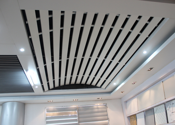 Domed Linear Metal Sufit Aluminiowa instalacja z zakrzywionym kilem, zakrzywiony sufit do stacji