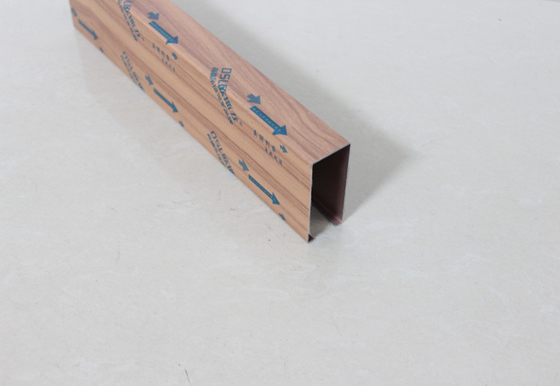 Drewniany kolor aluminium Liniowe opadające sufity w kształcie litery U.