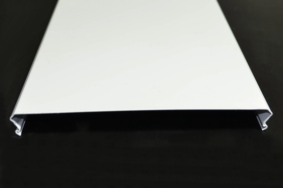 Biała powłoka proszkowa C300 Zawieszona listwa aluminiowa Sufit Metalowy panel aluminiowy Cięta krawędź