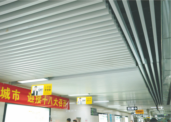 Zawieszony kwadratowy metalowy sufit podwieszany do dekoracji, ognioodporny sufit z listwami aluminiowymi