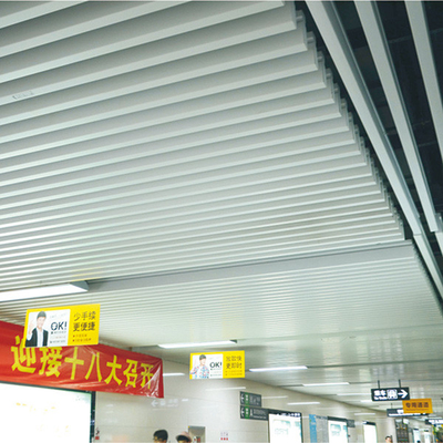 Dekoracyjna komercyjna listwa metalowa Aluminiowe / aluminiowe panele sufitowe z przegrodą 35 mm Szerokość 150 mm Wysokość